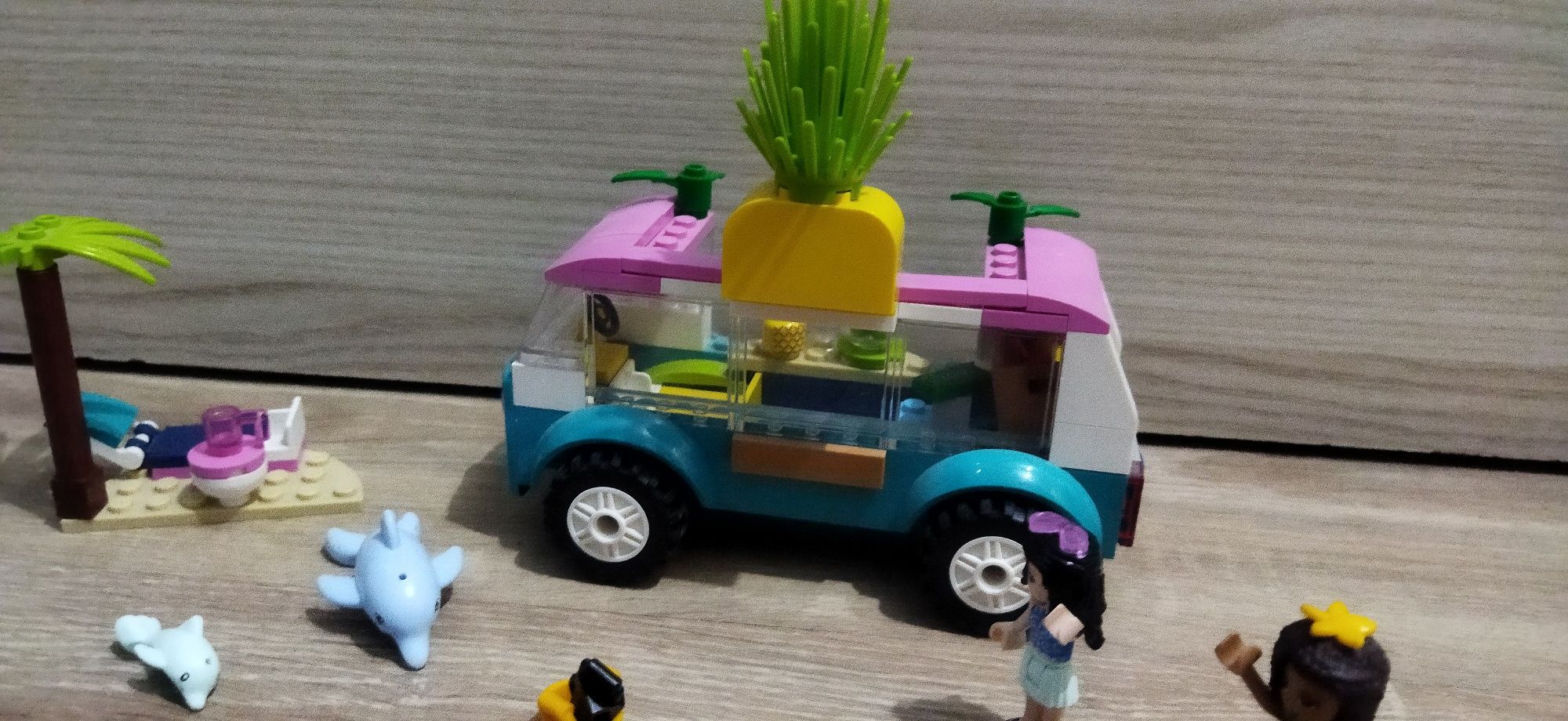 LEGO Food Truck z sokami 41397