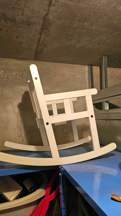 Biały bujany fotelik IKEA Sundvik