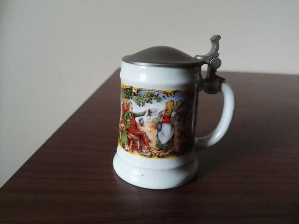 Kolekcjonerski, ceramiczny mini kufel z cynową klapką, sygnowany