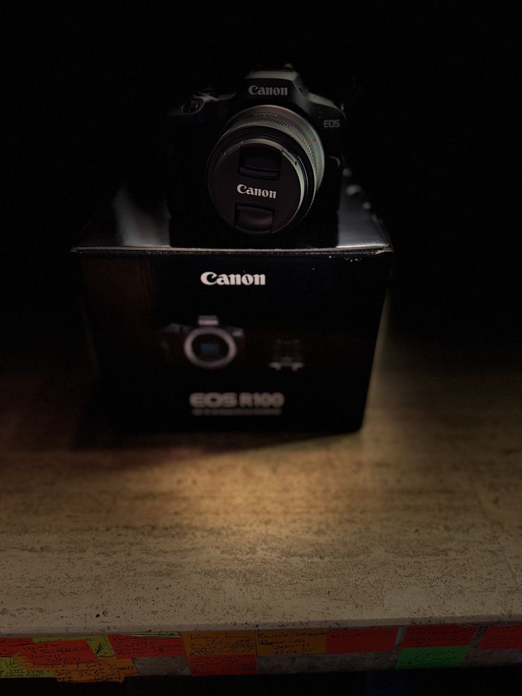 Lustrzanka Canon EOS R100