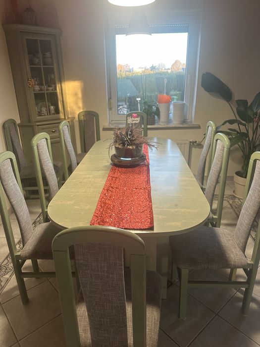 Jadalnia zestaw stół z krzesłami i komoda