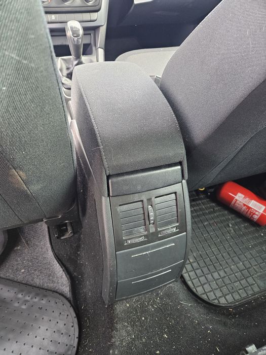 Skoda Yeti tunel środkowy podłokietnik kratki przewody powietrza