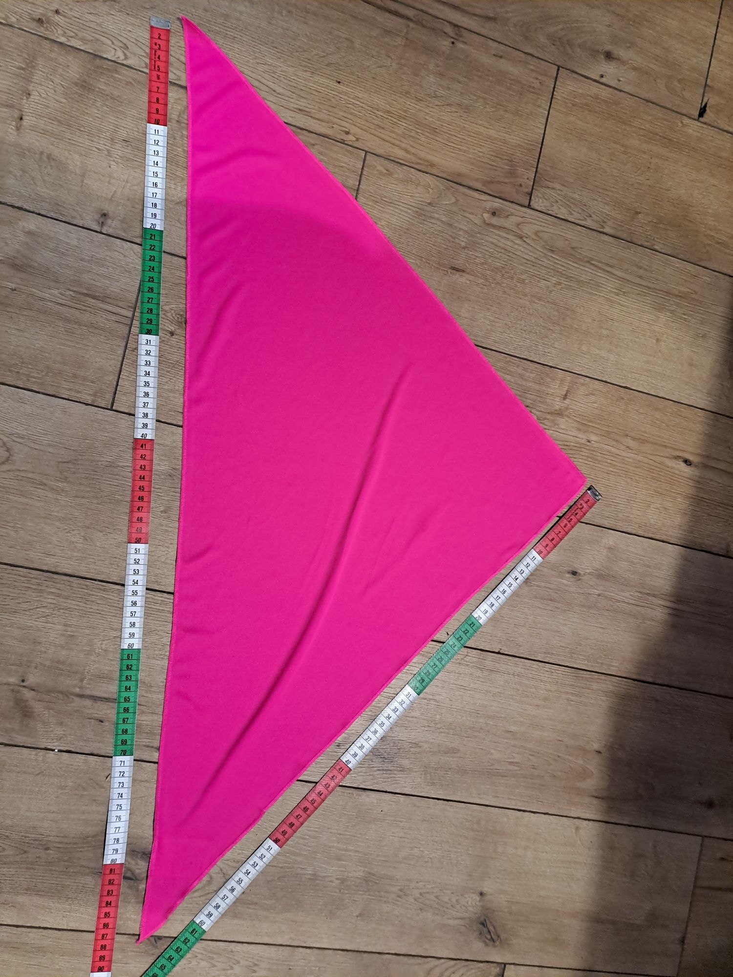 Różowa chusta trójkątna, nowa, poliestrowa okolo 65 x 85x 65 cm
