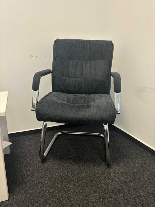 fotel z podłokietnikami