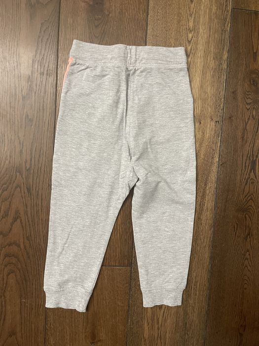 Spodenki dresowe z napisami rozmiar 110 cm