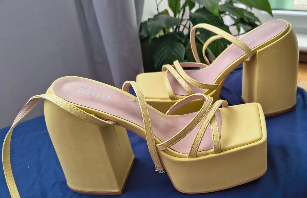 Buty sandałki na koturnie