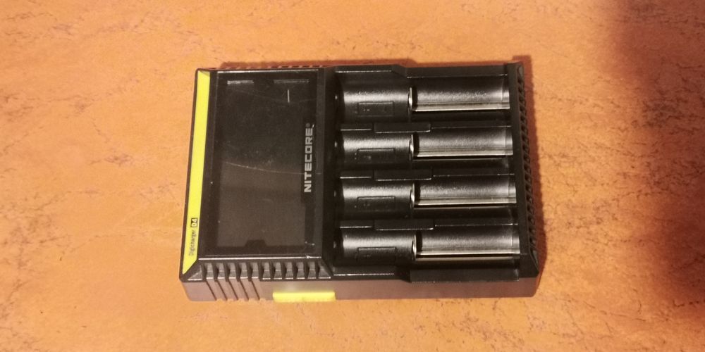 Ładowarka Nitecore D4 na 4 baterie z wyświetlaczem