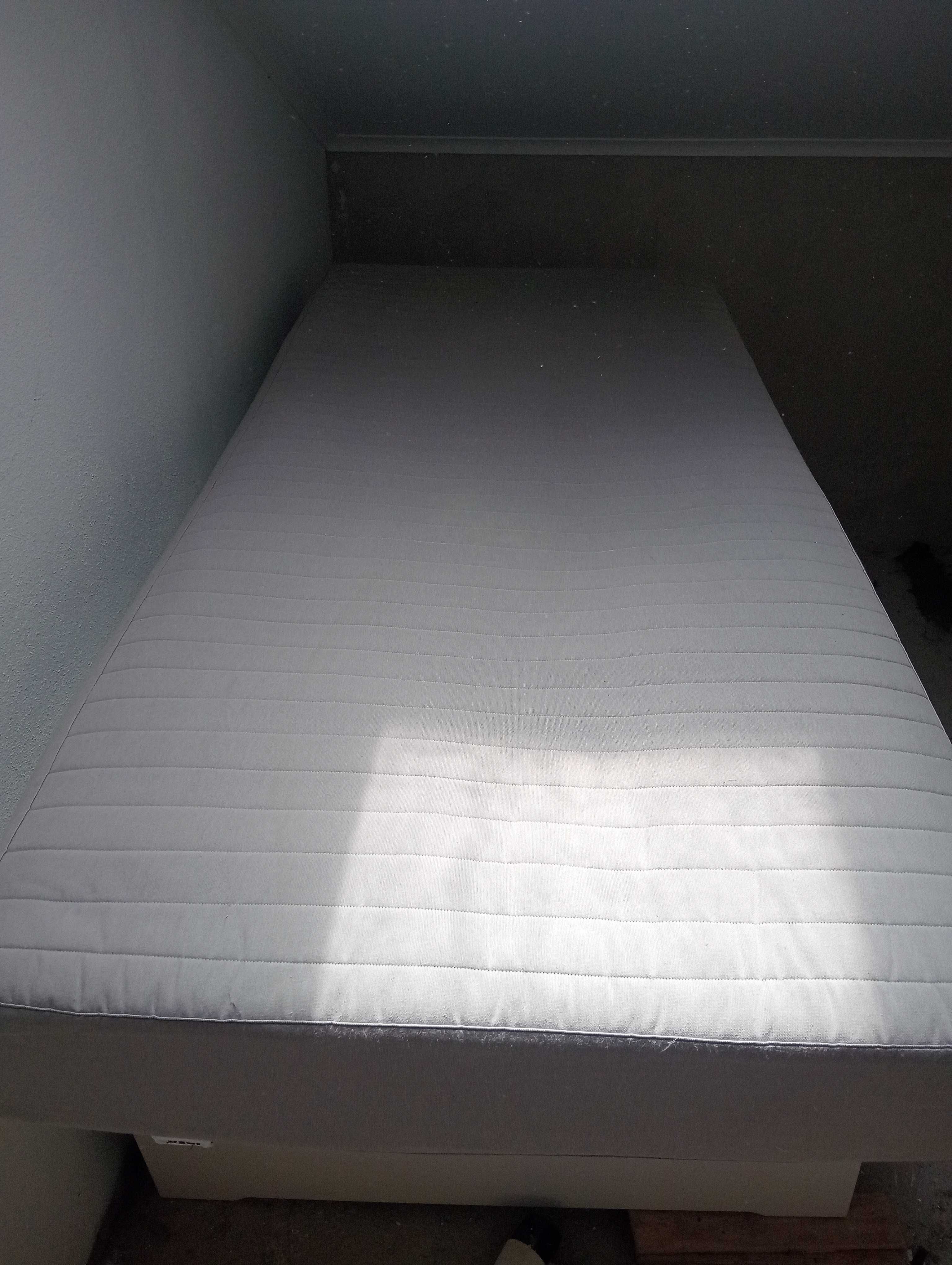 Cama solteiro, com colchão