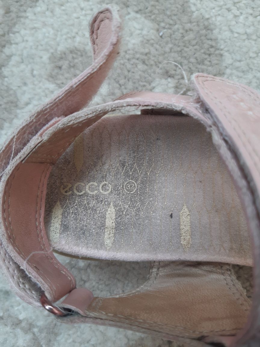 Продам літні сандалі босоніжки  Ecco на дівчинку 32 розмір