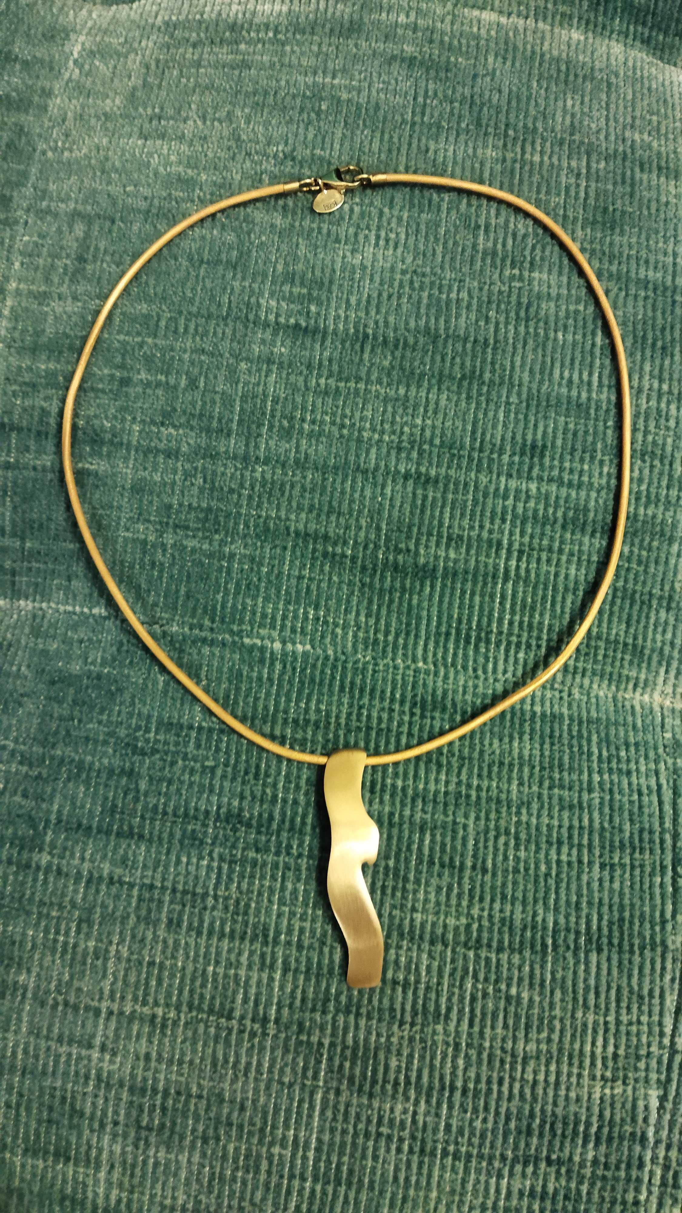 Gargantilha em couro dourado com pendente em prata dourada