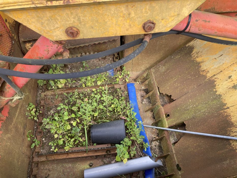 Distribuidor estrume ,desensilador. Distribui lateralmen,