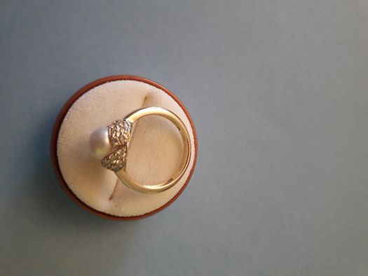 Złoty pierścionek pr. 585 z perełkami i brylantami