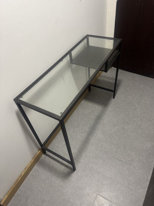 Secretarias com tampo de vidro.