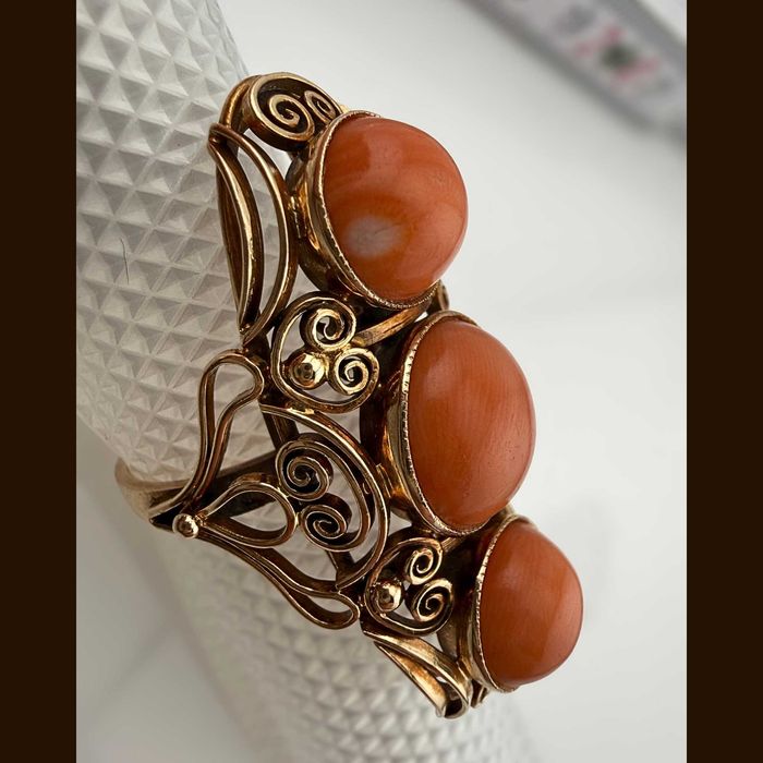 PRL Złoty pierścień; Koral naturalny 3 kaboszony; PL W-wa 60.-70. XXw.