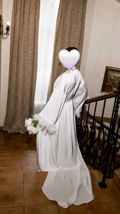 Весільний халат зі шлейфом та пір'ям