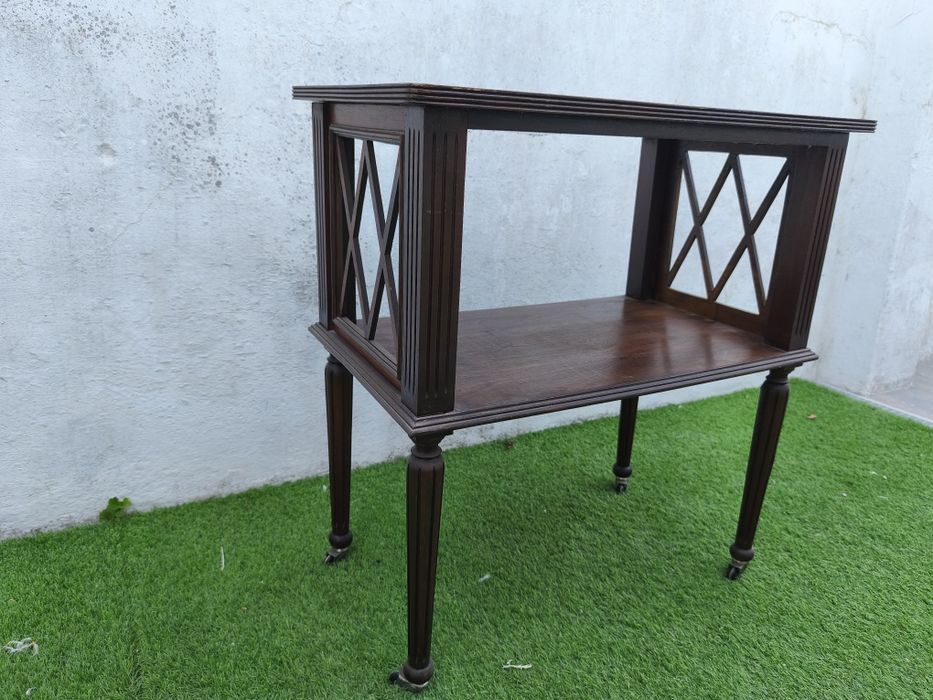 Estante antiga com rodas