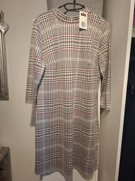 Sukienka w kratkę dzianiny z laycra