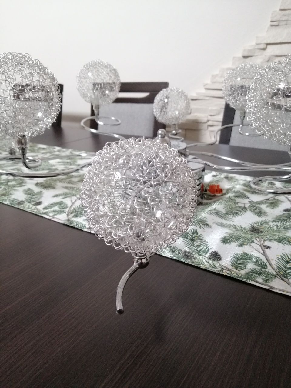 Designerska lampa że srebrnymi drucianymi kloszami