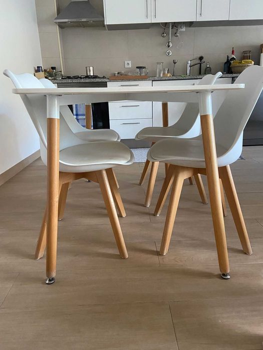Mesa de jantar com 4 cadeiras (120 x 80  x 64)