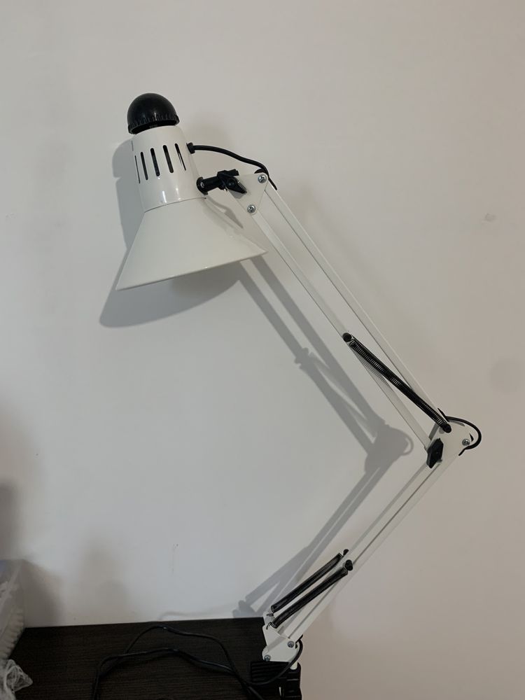 Настольная лампа на струбцине крепеже маникюра офис дом работы