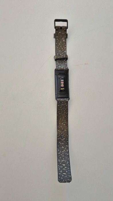 Fitbit Charge 4 com pulseiras extra + carregador de secretária