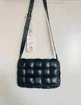 Torebką Bottega Veneta Padded cassette middle czarna złote dodatki