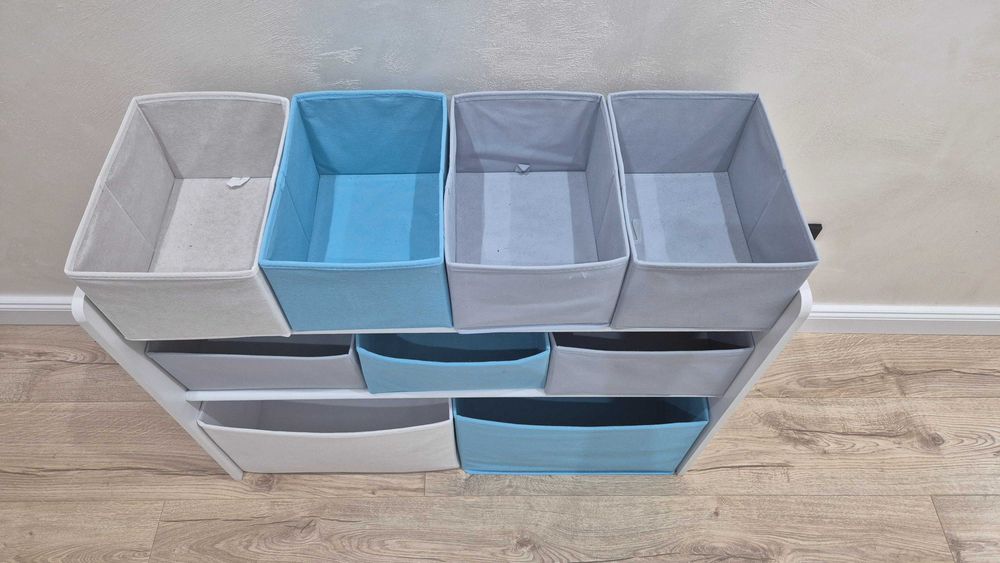 Regal z pojemnikami na zabawki