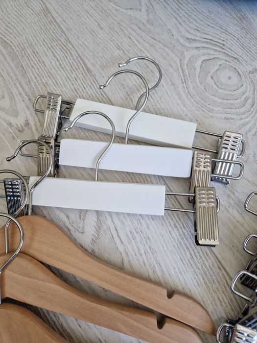 Cabides de crianca em madeira