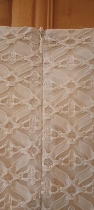 Beżowa sukienka koronkowa