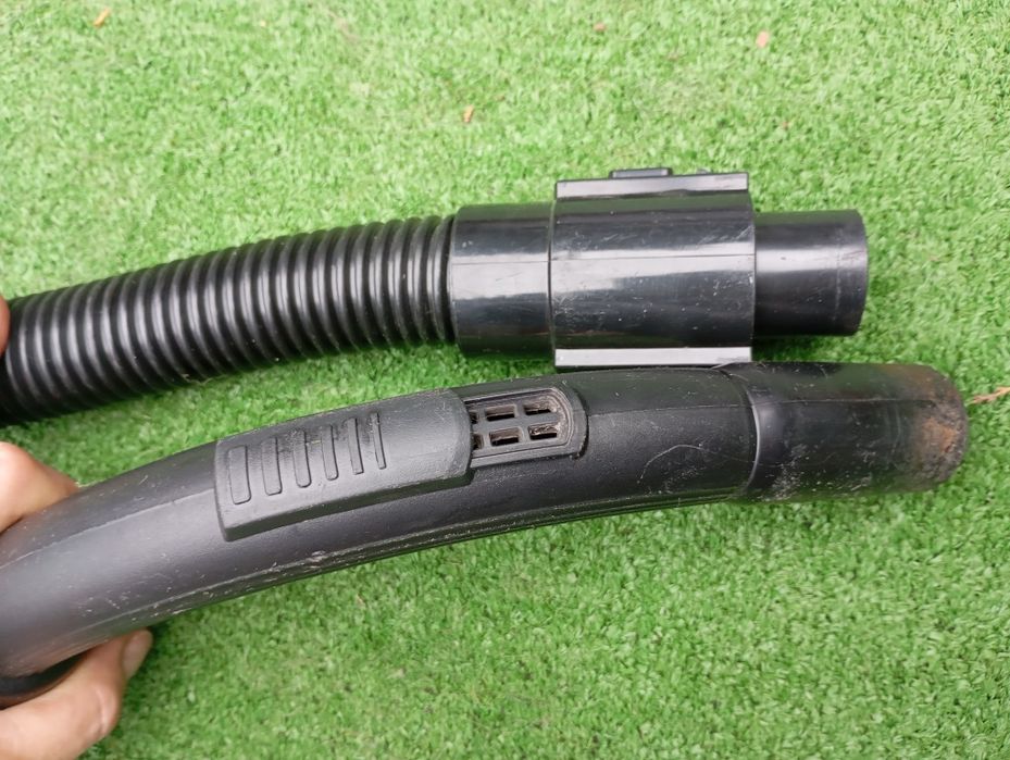 Czarny wąż ssący do Odkurzacza Amica Bagio