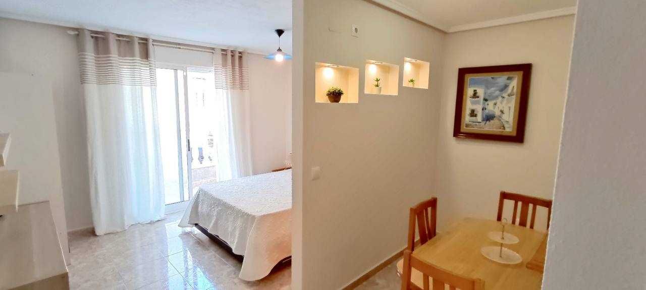 Apartament typu studio z oddzielną sypialnią w centrum Torrevieja