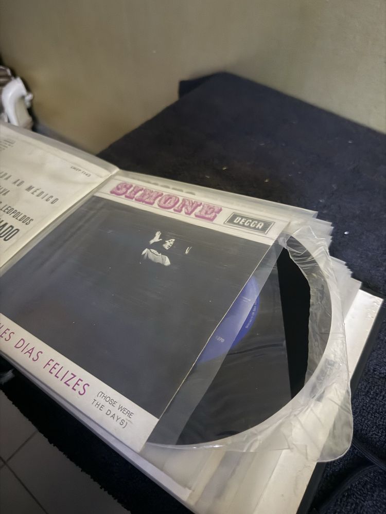 Capa com varios discos vinis antigos