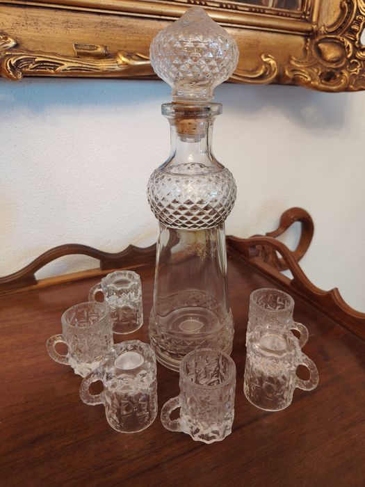 Conjunto de 2 Garrafas de Licor e 6 Copos Cada