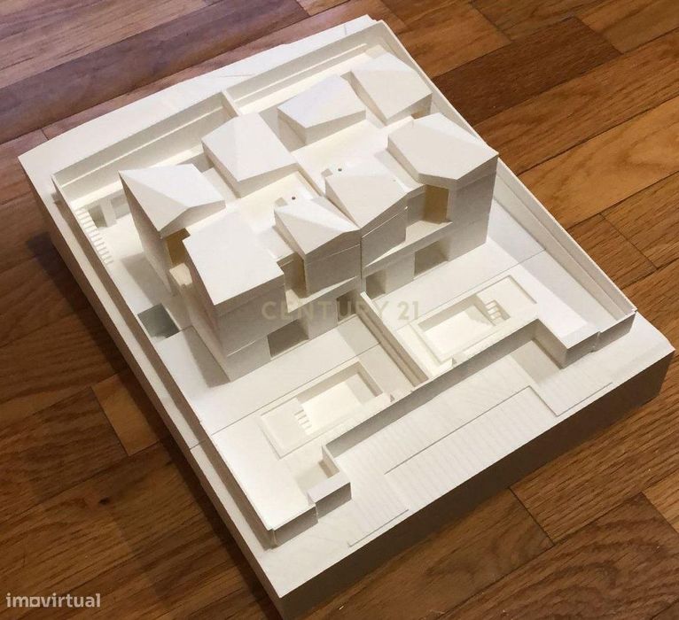 Luxuosa Moradia em Construção em Cascais com Vista para a Serra de Sin