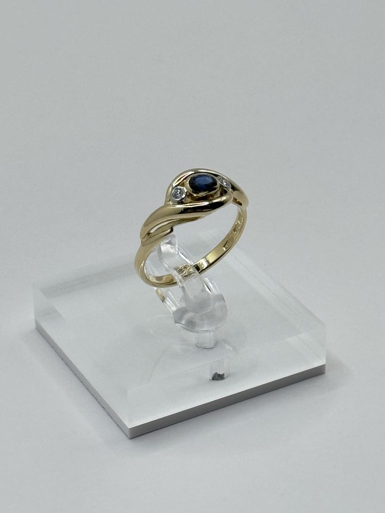 Złoty pierścionek z brylantami i szafirem