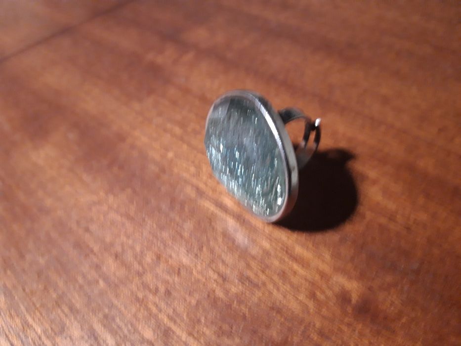 Anel grande ajustável com pedra azul da Bijou Brigitte
