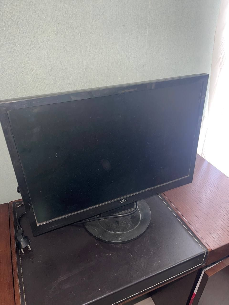 Монитор Fujitsu.
