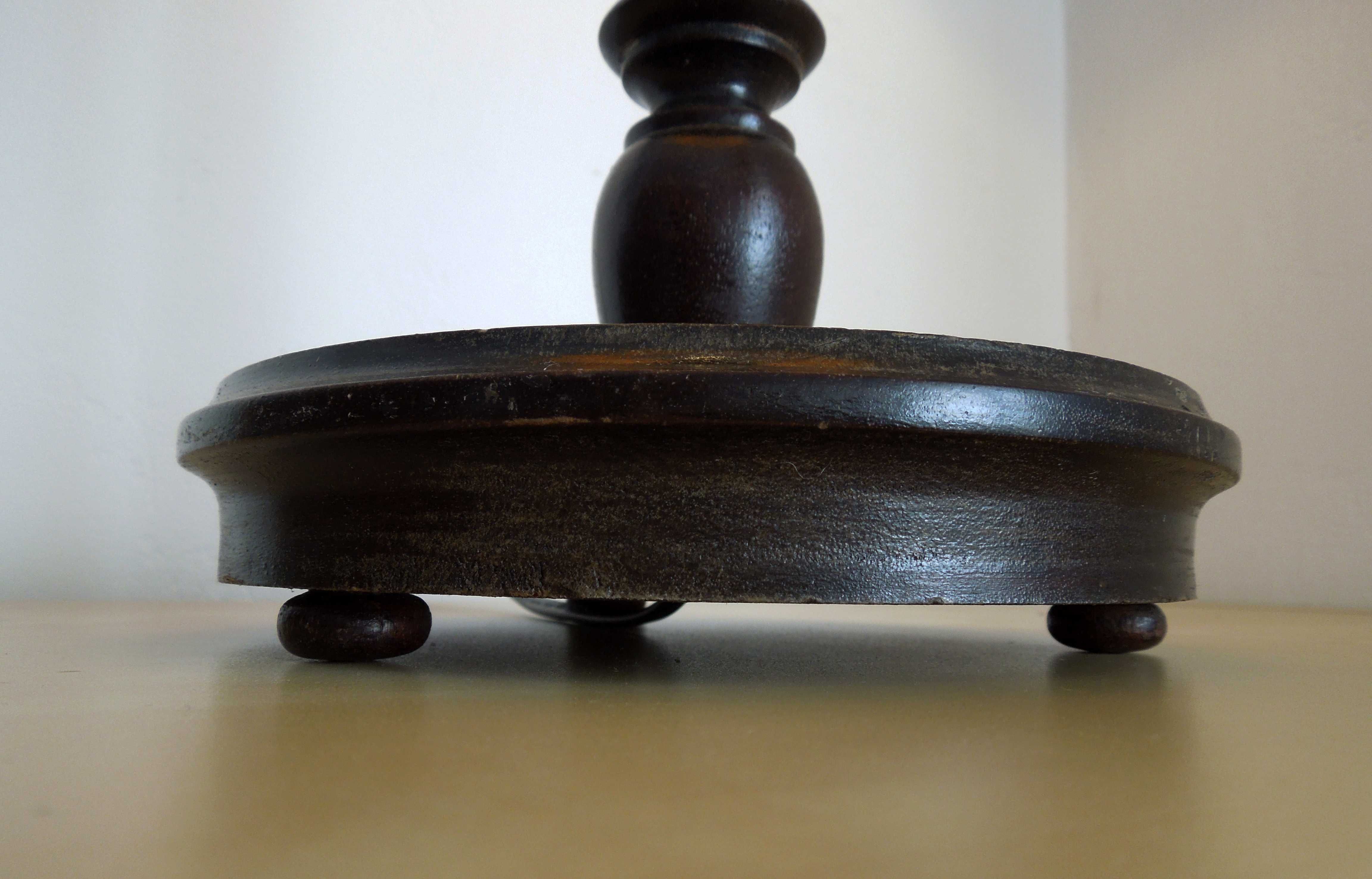Candeeiro de mesa - madeira e abajur em veludo com bordadura - Vintage