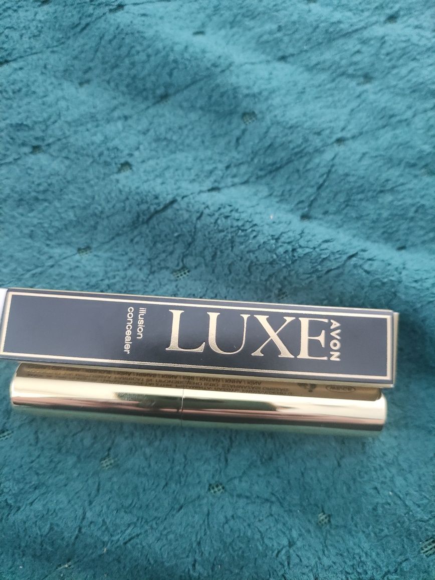 Korektor luxe z Avon kolor light