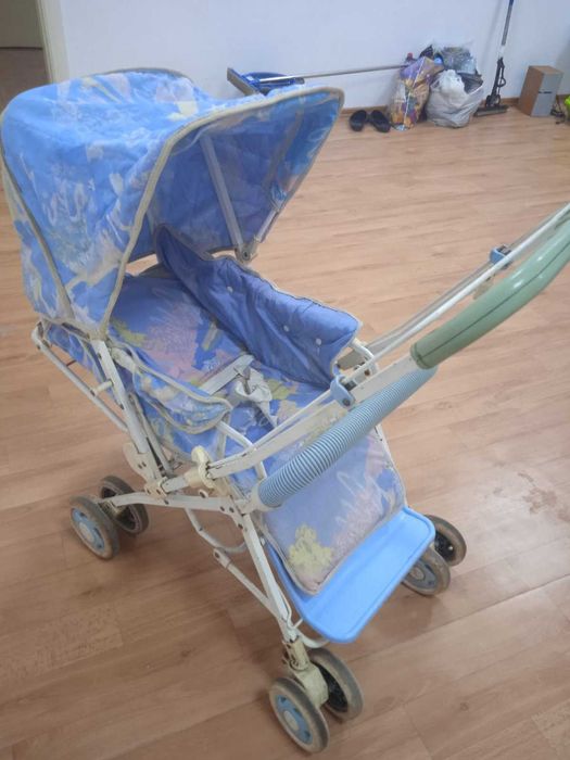 Продам детскую демисезонную коляску б/у в хорошем состоянии .