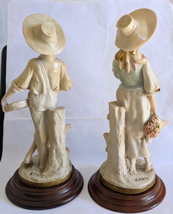 Estatuetas de marfinite assinadas por M.Pinto