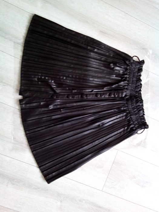 Spódniczka czarna rozkloszowana plisa