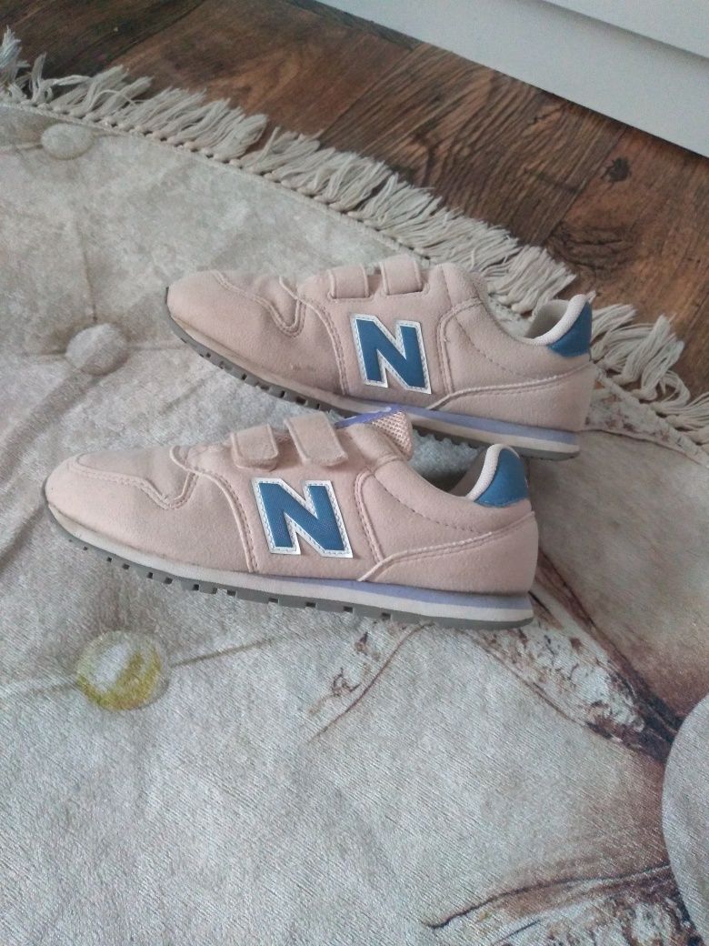 Bardzo lekkie buty new balance na rzepy 32