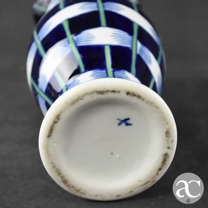 Jarra em porcelana da China, Pintada à mão