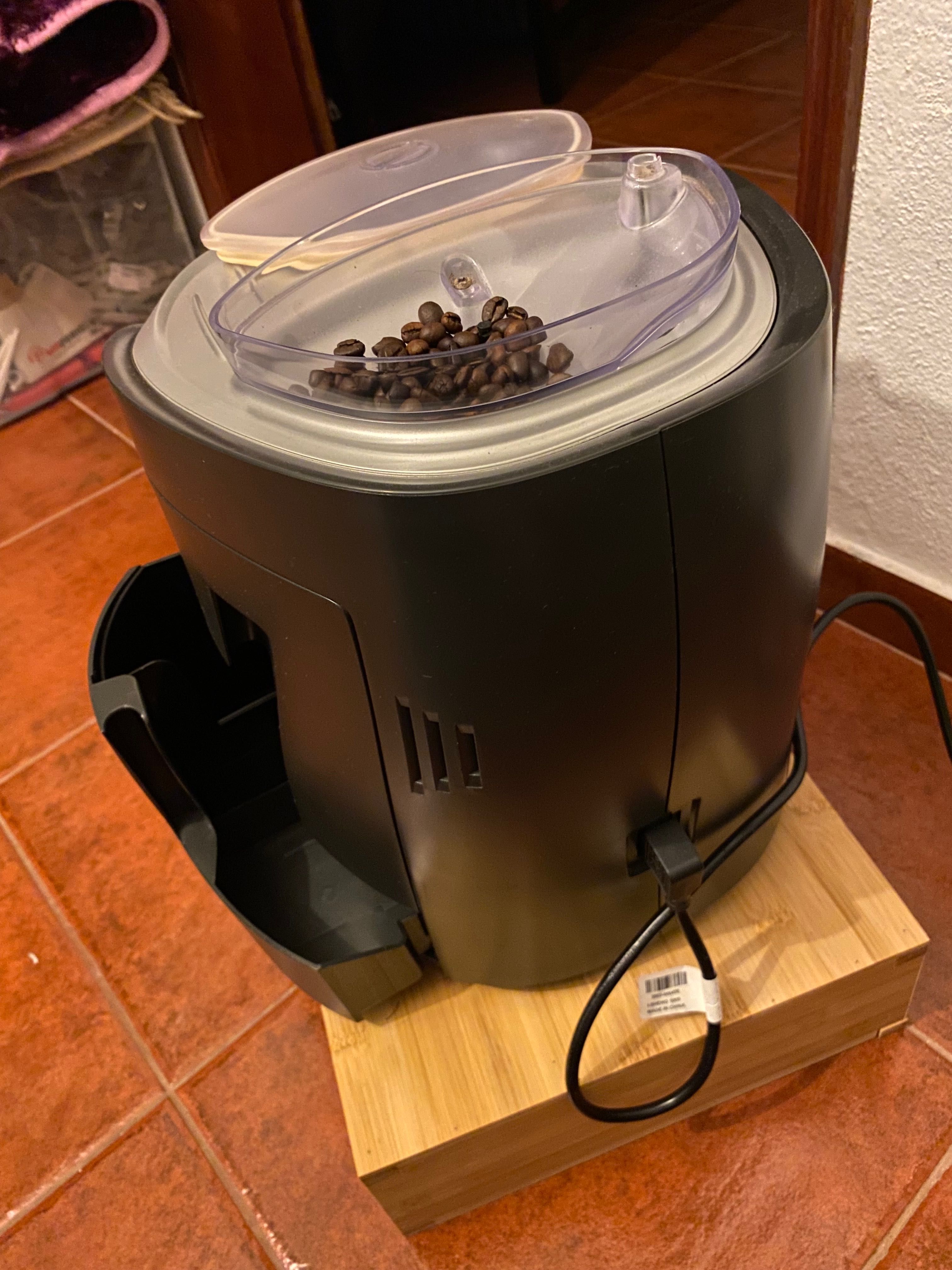 Vendo máquina de café e moer café da marca Saeco Odea