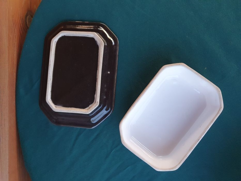 Czarno-biała,ceramiczna maselniczka