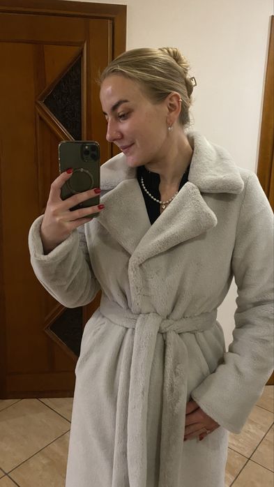 Еко-шубка ніжного сірого кольору в ідеальному стані.