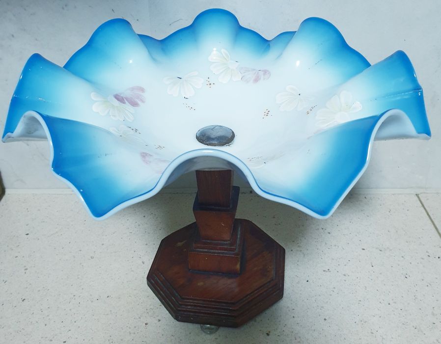 Linda antiga fruteira de pé alto com vidro opalino esmaltado à mão