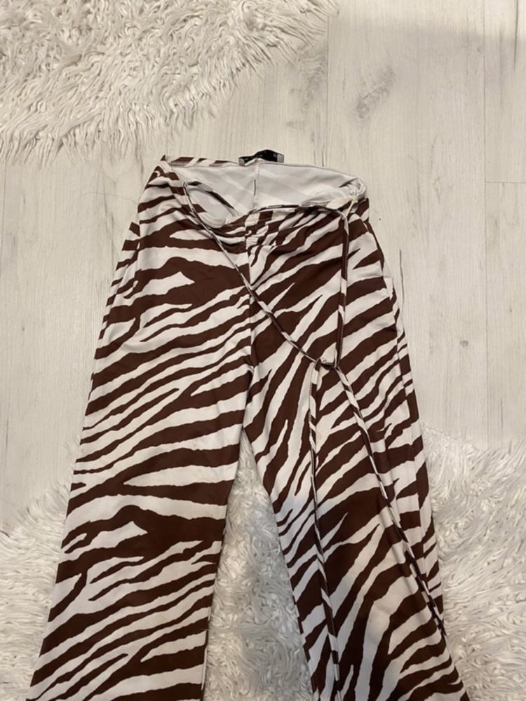 Spodnie dzowny zebra brązowo białe Bershka