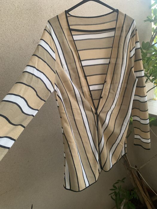 Casaco de malha fino as riscas.